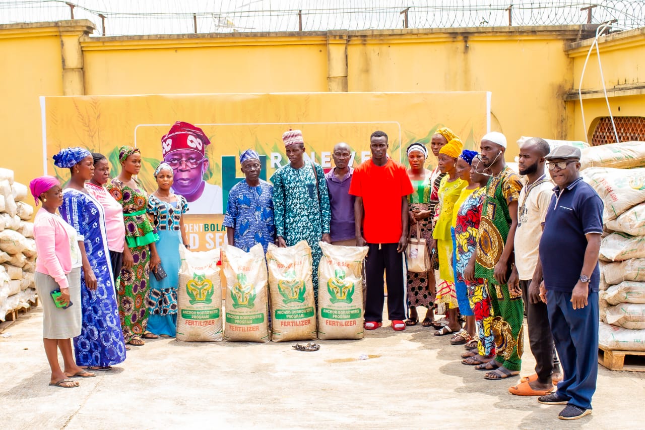 senator-abiru-shares-fgs-fertilizers-to-1200-lagos-east-farmers.jpg