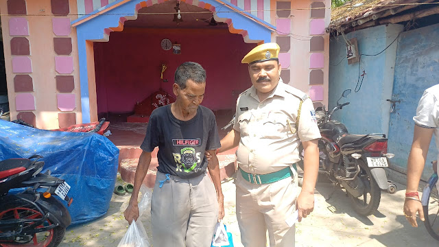 compassionate-police-officer-provides-shelter-to-homeless-elderly-man-in-chinsurah.jpg