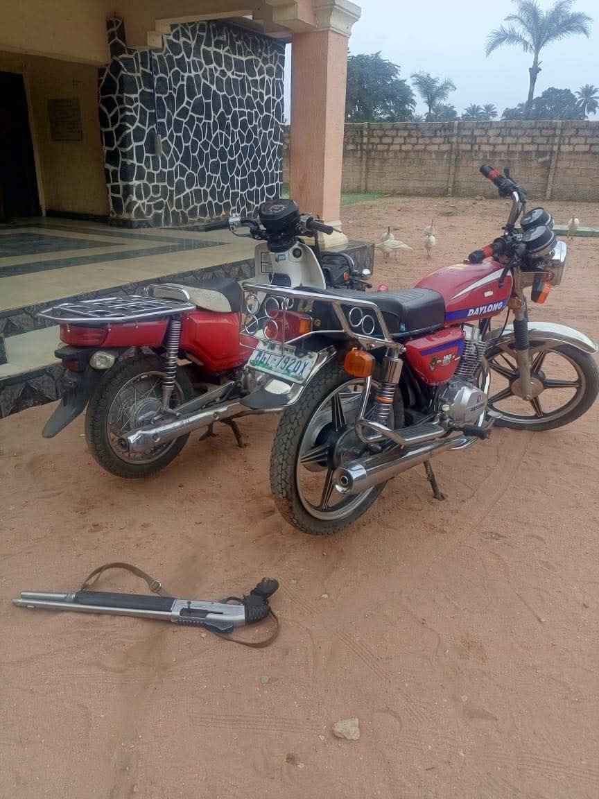 2-armed-hoodlums-arrested-exhibits-recovered-in-amorka.jpg