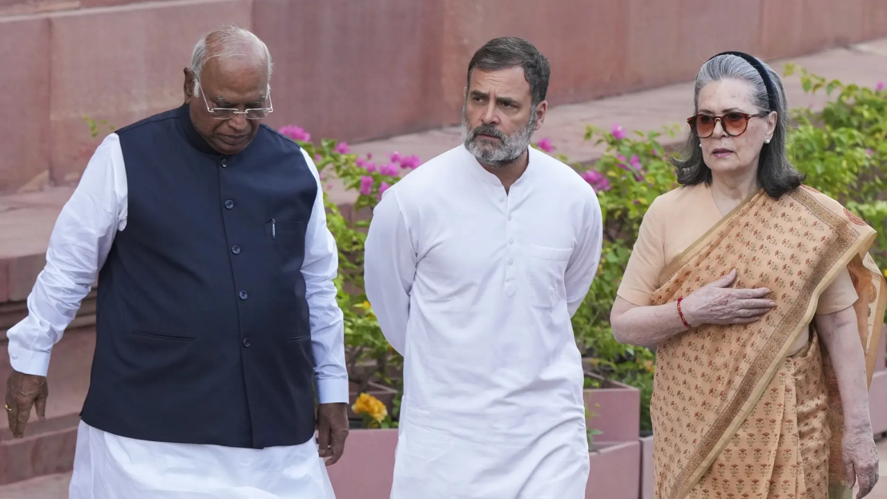 attempt-to-divert-attention-from-economic-crisis-congress-on-charge-sheet-in-national-herald-case.png
