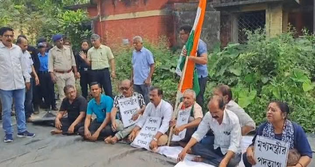 disappointed-teacher-joins-protest-demanding-mamata-banerjees-resignation-after-losing-job.jpg