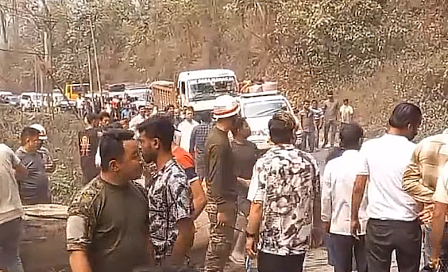 four-college-students-injured-as-vehicle-veers-off-nh-10-after-tree-falls-on-road.png