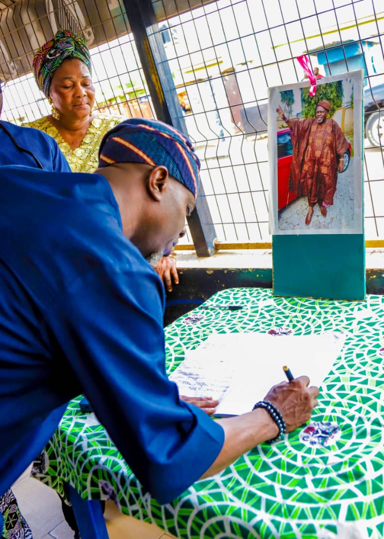 ojodu-mayor-hon-segun-odunmbaku-pays-tribute-to-mallam-moyo-jaji.jpg