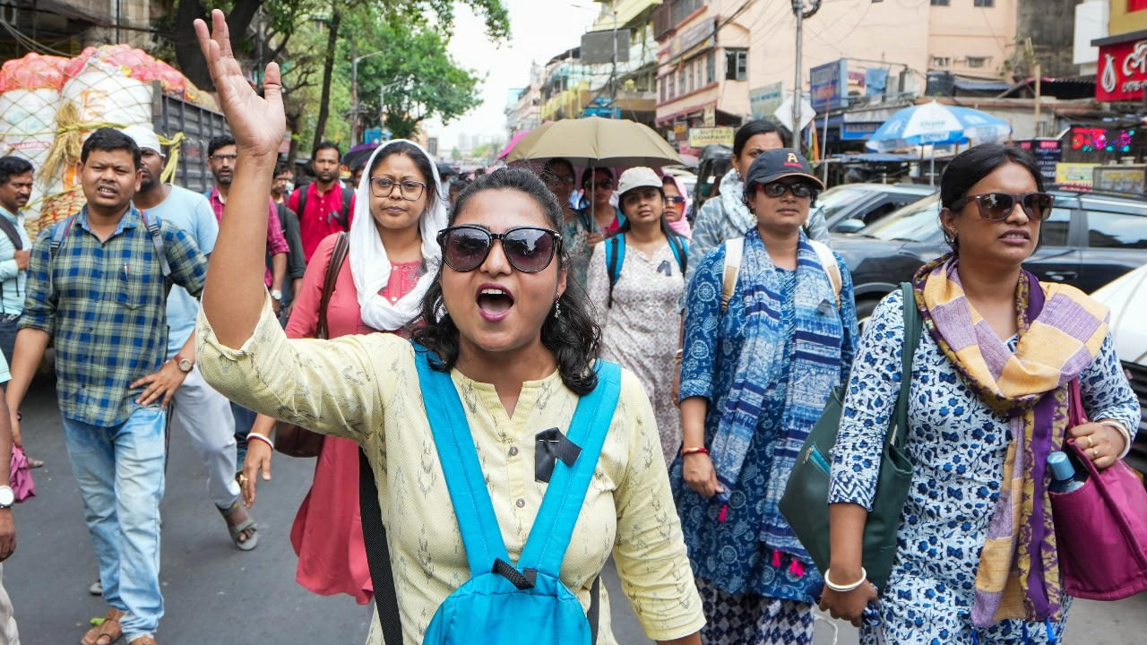 sacked-bengal-teachers-return-to-schools-amid-uncertainty-await-ssc-clarification.jpg