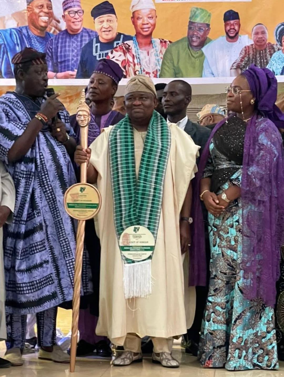 senator-adeola-yayi-donates-toyota-bus-undisclosed-amount-of-money-to-tampan.jpg