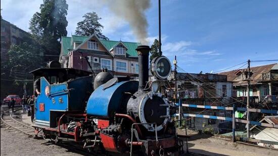 student-hit-by-darjeeling-himalayan-railway-train.jpg