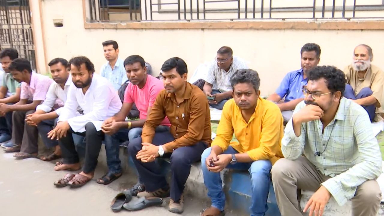 teachers-start-relay-hunger-strike-demanding-ssc-publish-omr-sheet-details.jpg