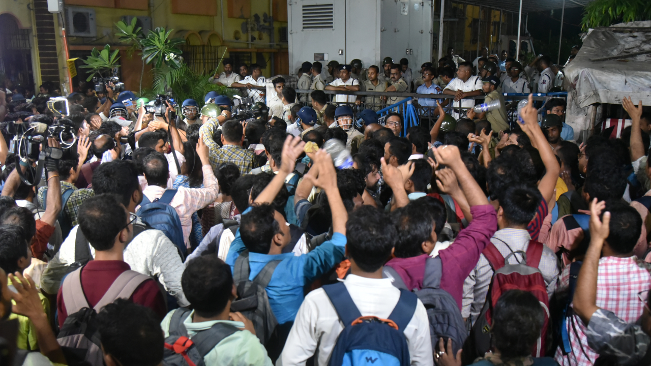 terminated-teachers-not-on-untainted-list-lay-siege-to-ssc-office.png