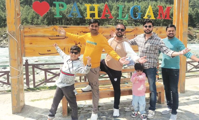 tourists-return-to-pahalgam-after-attack-locals-welcome-them-warmly.jpg