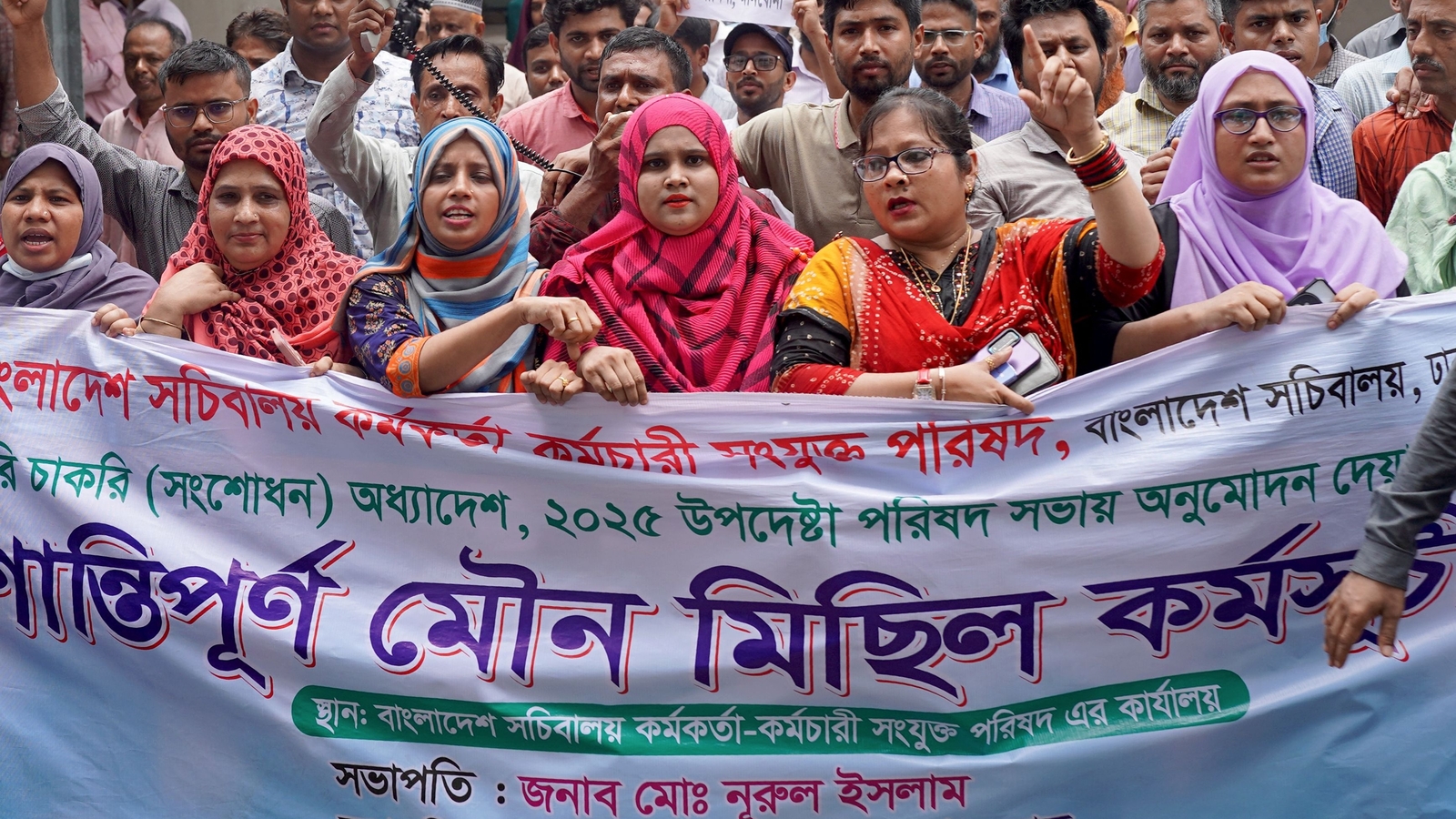 bangladesh-deploys-paramilitary-forces-at-secretariat-as-employees-protest-enters-4th-consecutive-day.jpg