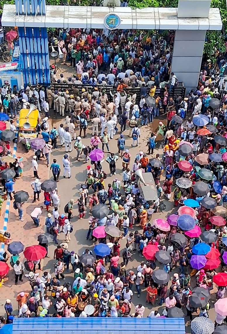 cash-for-job-case-intervention-of-calcutta-hc-sought-on-use-of-force-against-teachers-police-file-counter-case.jpg