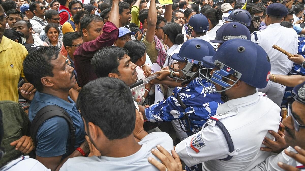 clash-between-police-protesting-teachers-outside-bengal-education-hq-several-injured.jpg