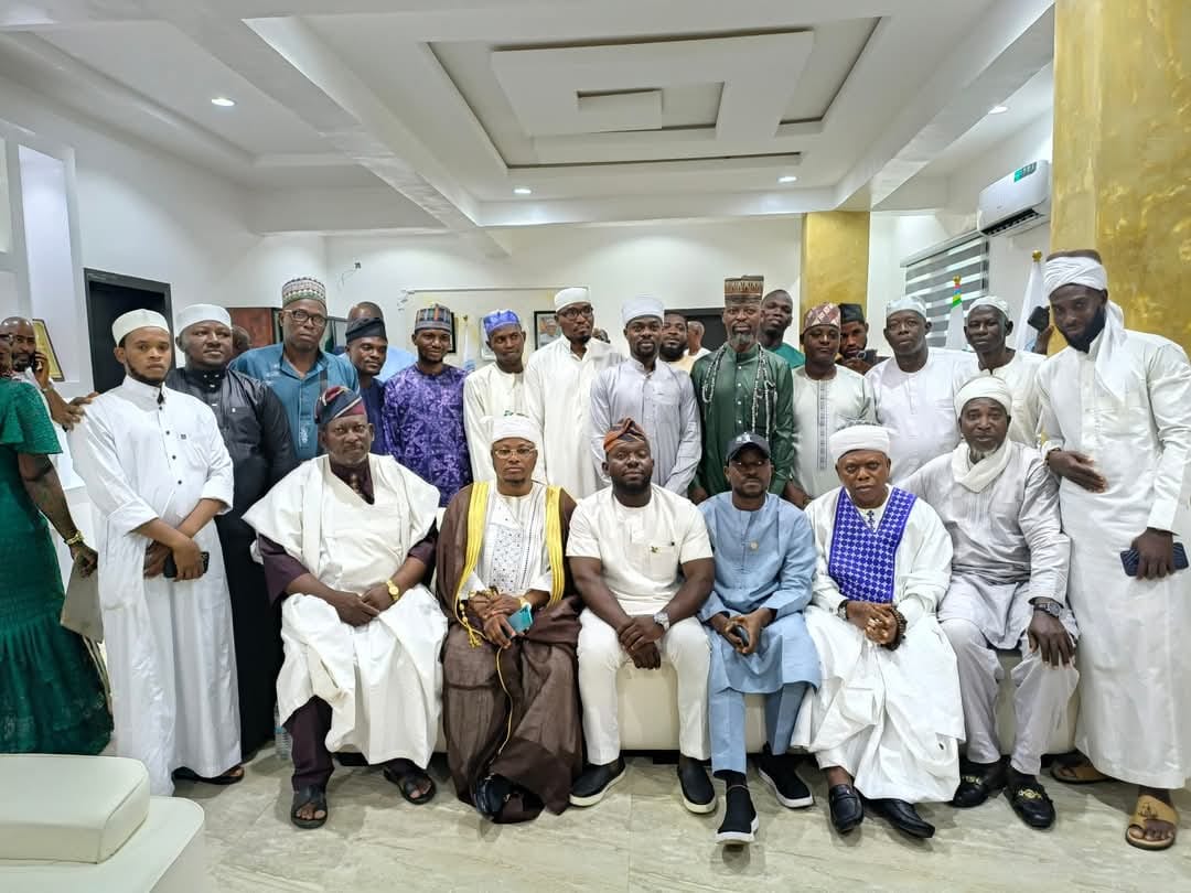 lagos-2025-somolu-lg-chairman-dullar-meets-stakeholders-presents-missionary-buses-to-can-league-of-imams.jpg