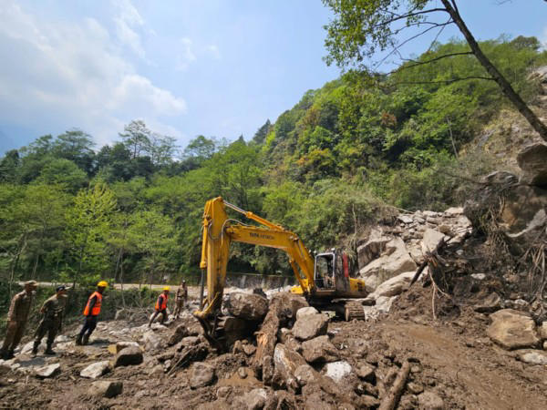 major-mudslide-blocks-road-connecting-lachung-and-yumthang-in-north-sikkim-amid-heavy-rains.jpg