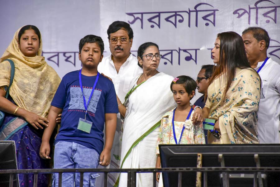 mamata-banerjee-provides-job-to-widow-of-slain-indian-army-havildar-jhantu-ali-sheikh.jpg