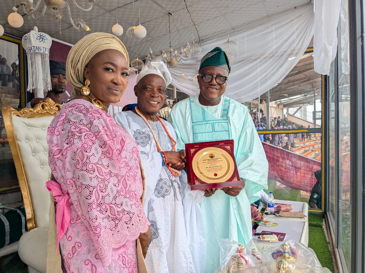 oyosubeb-chair-adeniran-gets-ccii-award.jpg