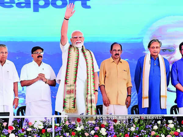 tharoor-vijayan-share-dais-with-pm-atkerala-port-inauguration-will-give-sleepless-nights-to-many-says-modi.jpg