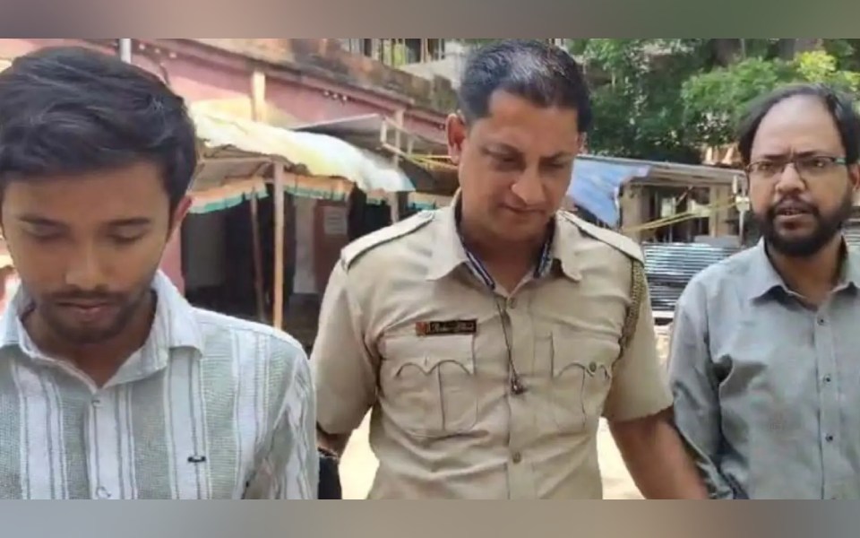 two-arrested-in-bengal-for-attempting-to-incite-communal-tension-with-poster-of-pakistani-flag.jpg