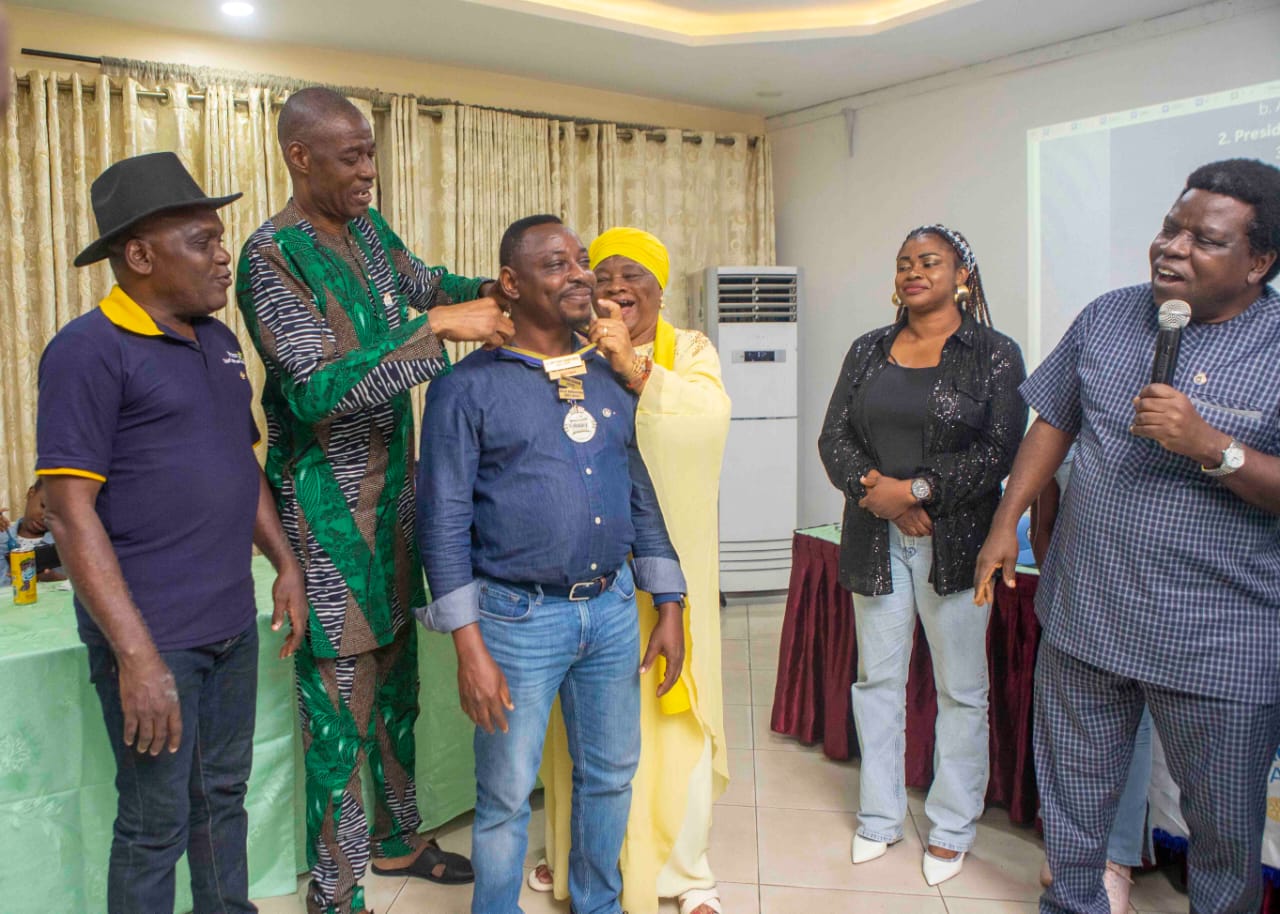 change-of-guard-at-rotary-club-of-ikeja-alausa-central-as-muyiwa-akintunde-hands-over-presidency.jpg