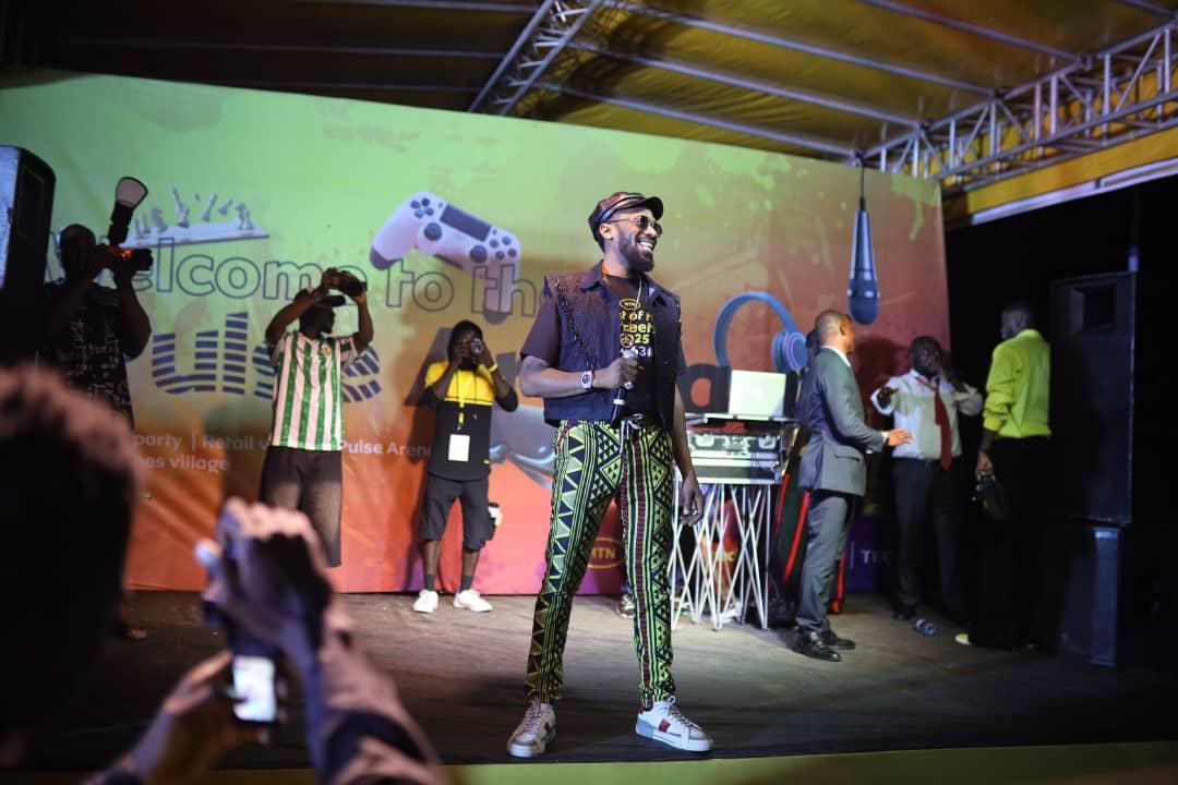dbanj-electrifies-uniabuja-rewards-students-with-n250000-at-campus-invasion.jpg
