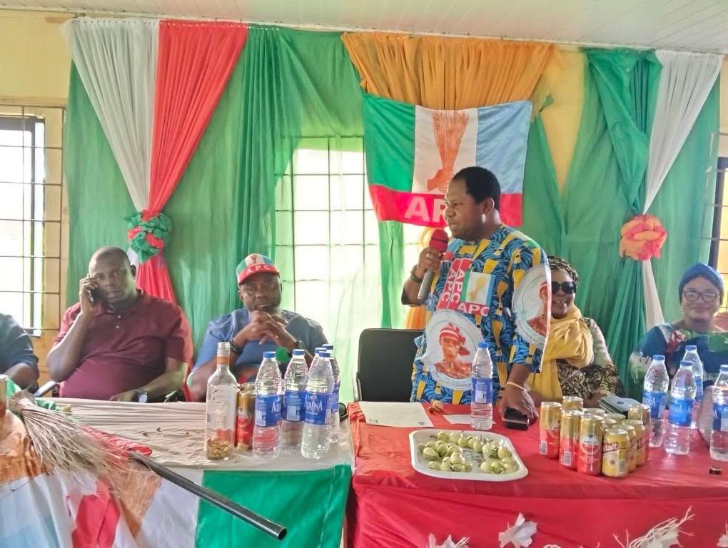 emegha-receives-nwobashi-supporters-others-into-ebonyi-apc.jpg