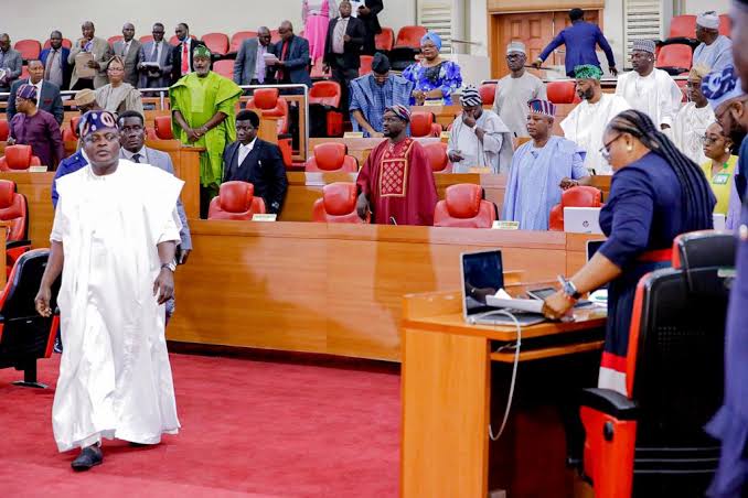lagos-assembly-honours-democracy-heroes-directs-clerk-to-write-them.jpg