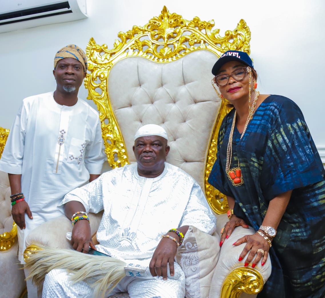 odunmbaku-layeni-campaign-council-visit-oba-of-aguda-for-royal-blessings-ahead-of-elections.jpg