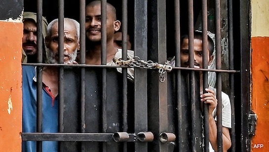 over-200-prisoners-escape-from-high-security-jail-following-quake-in-pak.jpg