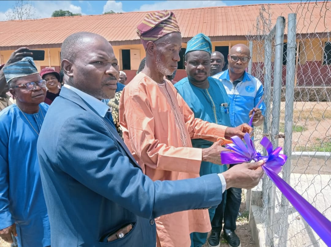 oyo-state-govt-unicef-commission-solar-powered-borehole-and-toilet-facilities-in-three-lgas.jpg