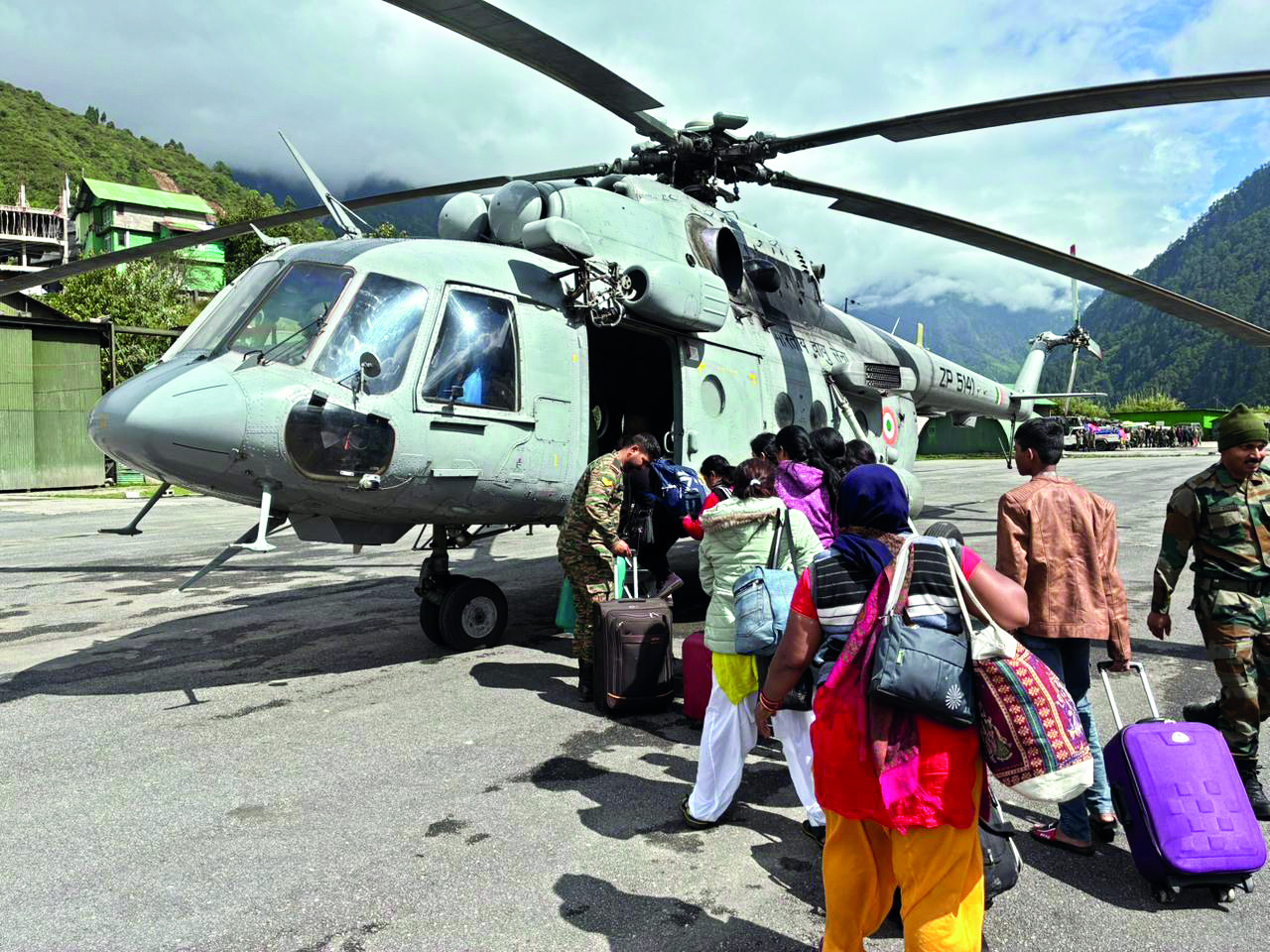 rescue-109-tourists-have-reached-chaten-from-lachen.jpg