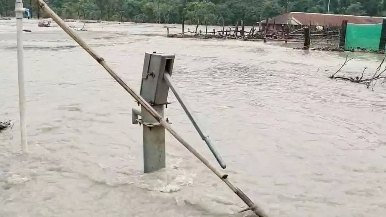 siliguri-faces-severe-water-crisis-amid-teesta-river-silt-surge-political-protests-escalate.jpg