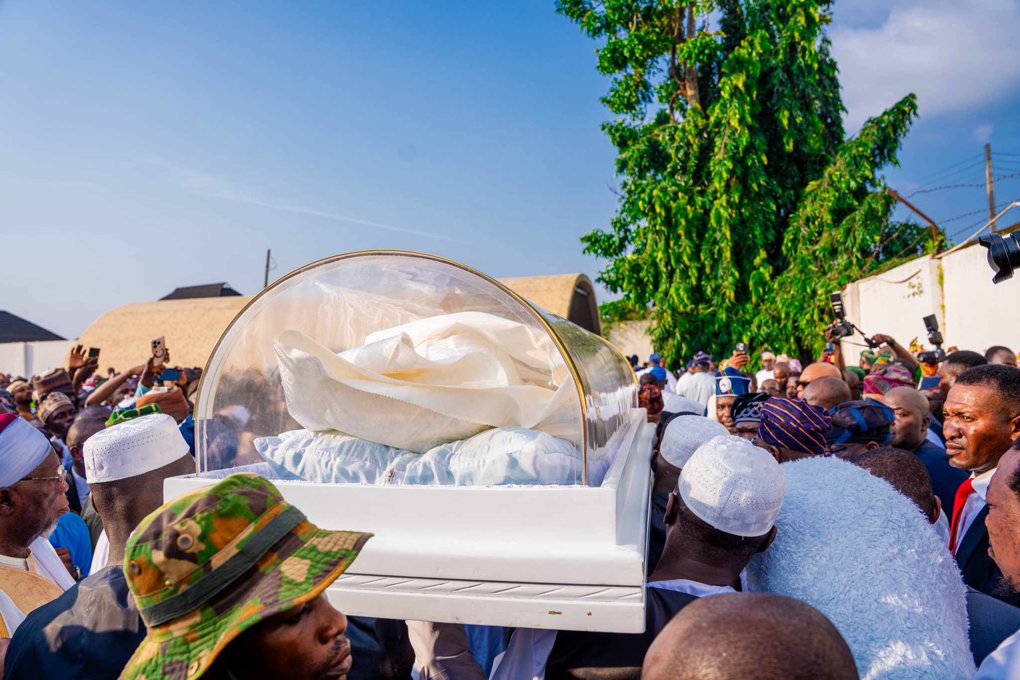 awujale-oba-adetona-buried-in-ijebu-ode.jpg