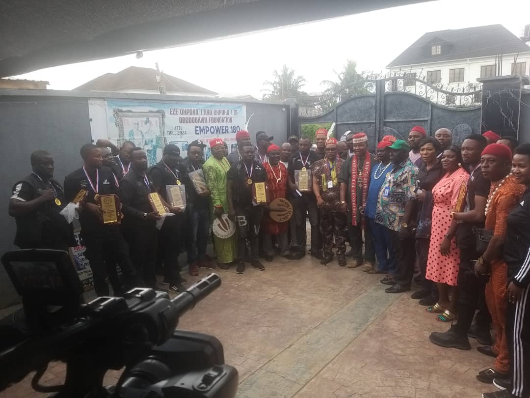 eze-chika-nwokedi-honours-21-gallant-police-officers-for-excellent-performance-in-lagos-state.jpg
