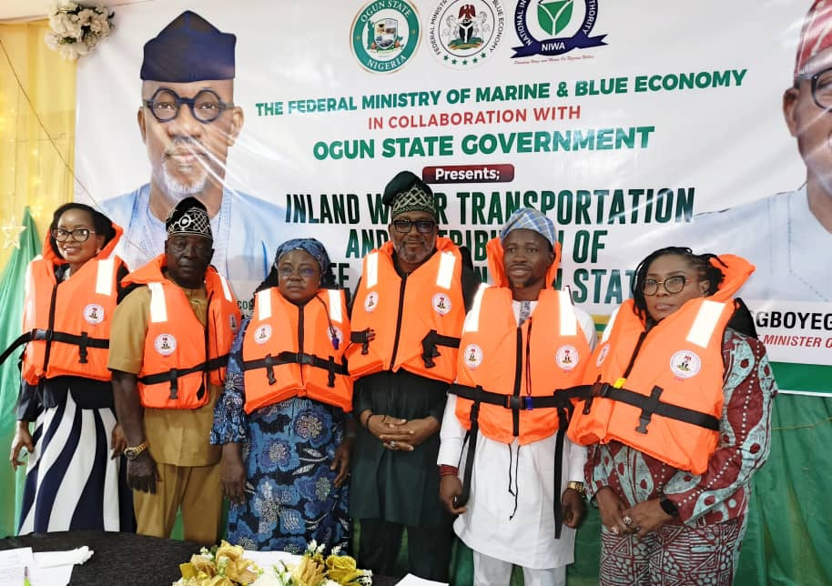 fg-donates-3500-life-jackets-to-ogun-waterways-operators.jpg