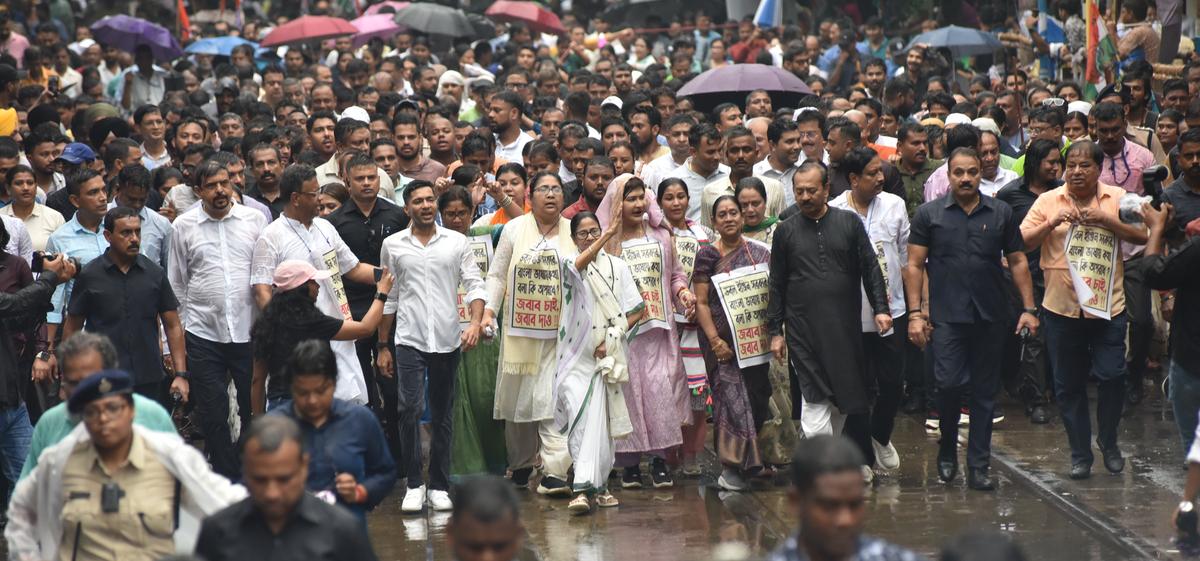 mamata-leads-protest-march-warns-bjp-of-dire-political-backlash-if-it-doesnt-stop-harassing-bengali-speaking-people.jpg