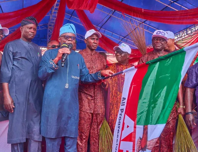 aiyedatiwa-receives-pdp-deputy-gov-candidate-over-20000-defectors-to-apc.jpg