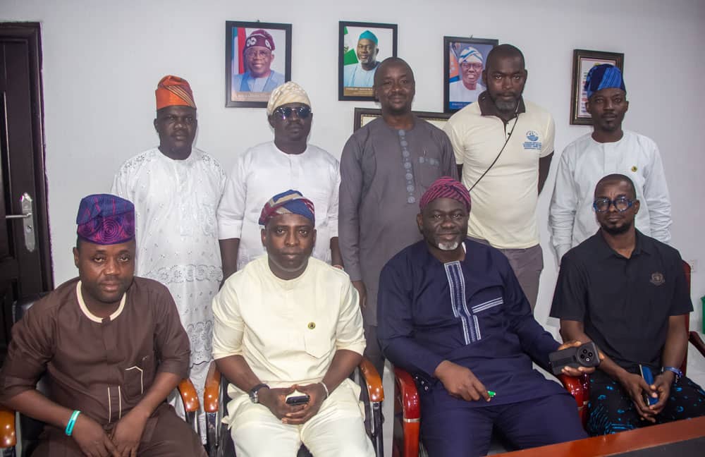 comrade-akod-meets-with-ikeja-apc-youth-leaders.jpg