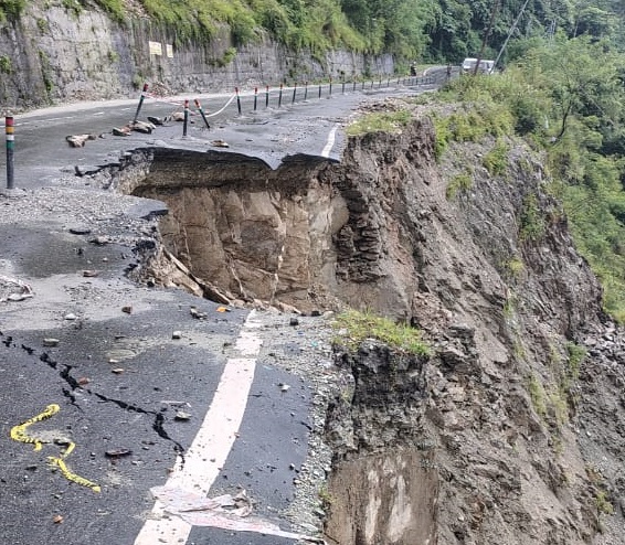 cracks-landslides-paralyse-nh-10-lifeline-of-sikkim-kalimpong-severed-again-amid-rain-fury.jpg