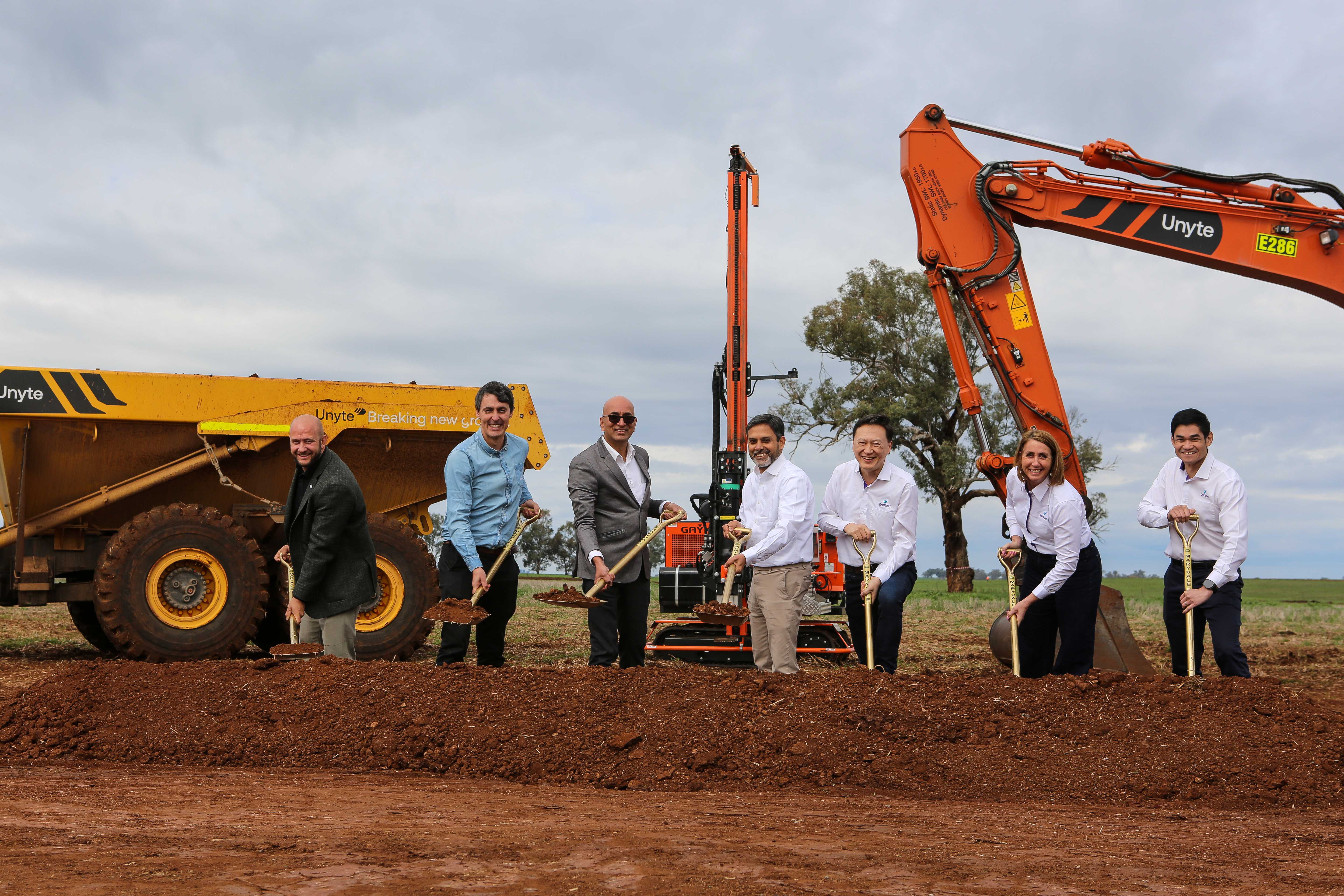 gentari-breaks-ground-on-maryvale-solar-energy-storage-project-gentari-pcl-leaders-break-ground-at-maryvale-solar-energy-storage-facility.jpg