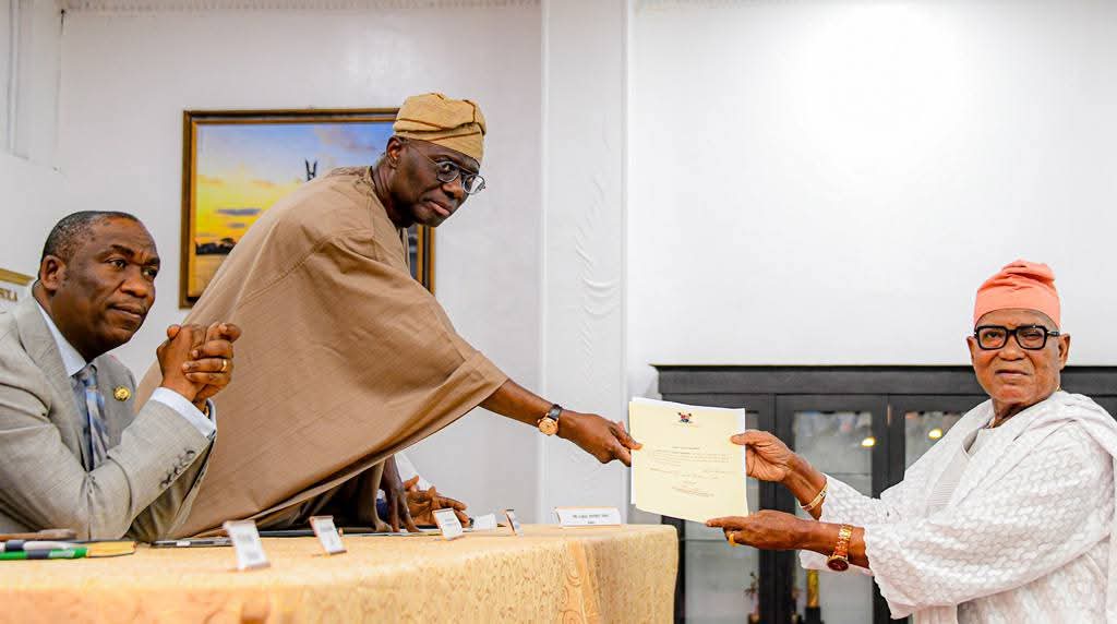 gov-sanwo-olu-swears-in-ifelodun-lcda-chairman-hon-okeowo.jpg