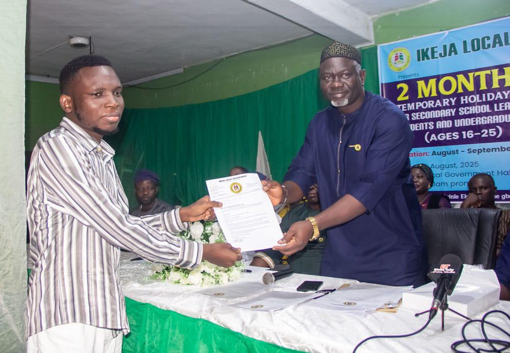ikeja-council-chairman-comrade-akod-presents-offer-letters-to-over-200-beneficiaries-of-holiday-job.jpg