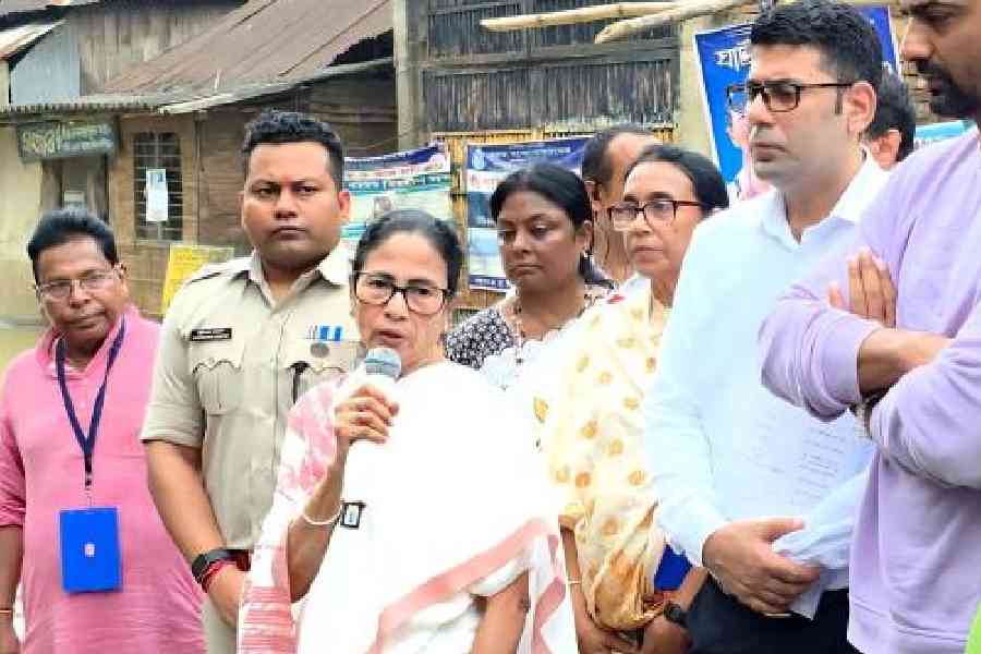 mamata-slams-election-commission-over-suspension-of-officials-calls-move-illegal-and-politically-motivated.jpg