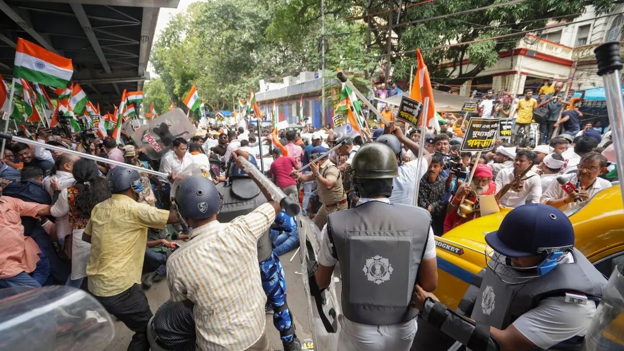 rg-kar-victims-parents-allegedly-injured-in-police-lathicharge-during-protest.jpg