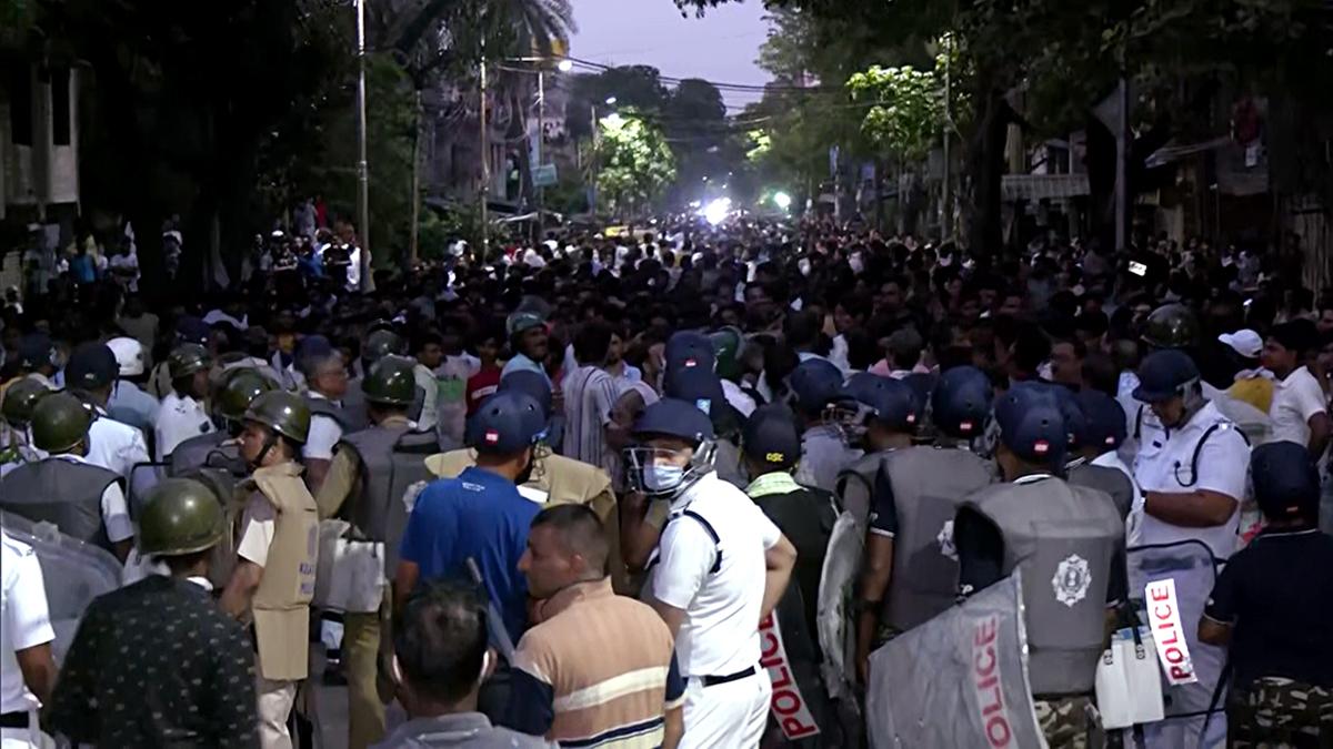 row-over-bangladeshi-slur-in-city-2-shopkeepers-arrested-for-assault-on-varsity-students.jpg