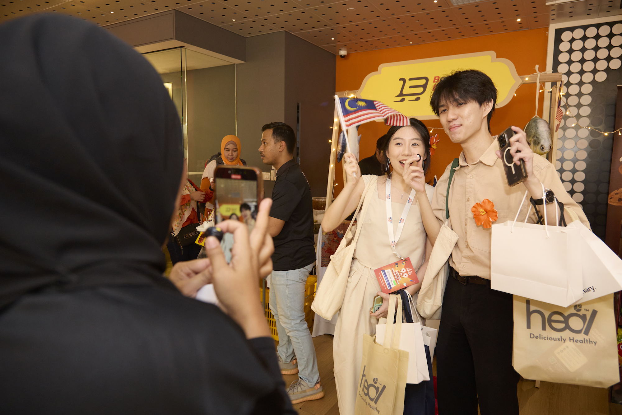 shopee-house-welcomes-affiliates-from-all-channels-for-the-first-time-ahead-of-9-9-super-shopping-day-affiliates-wave-the-malaysian-national-flag-at-shopee-house.jpg