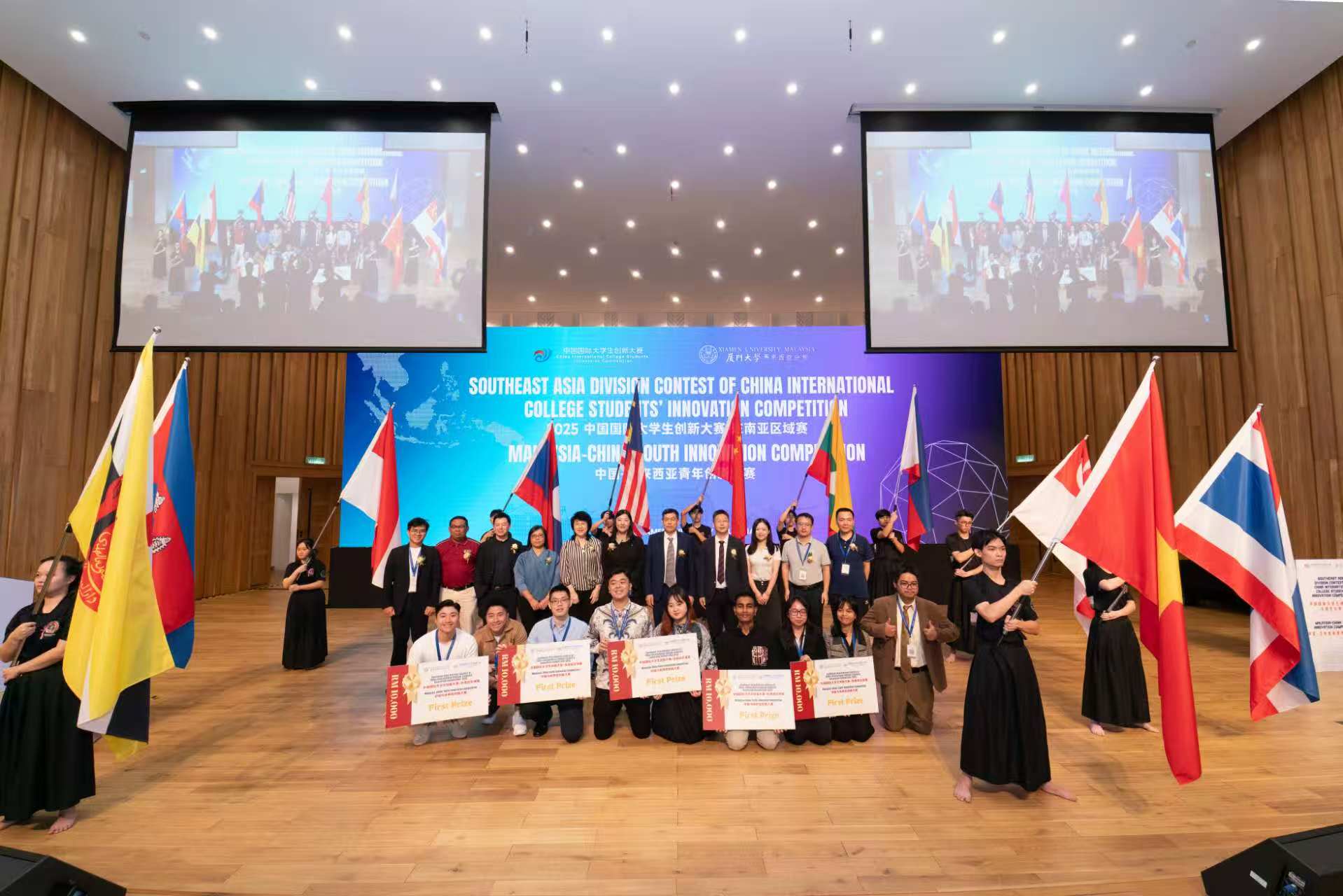 southeast-asia-youth-join-global-innovation-movement-at-xiamen-university-malaysia-group-photo-of-the-top-5-winning-teams-with-distinguished-guests.jpg