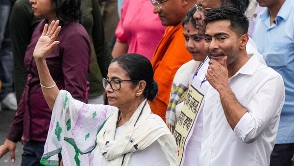 tensions-rise-in-bengal-politics-as-mamata-and-shah-strategize-amid-electoral-roll-controversy.jpg