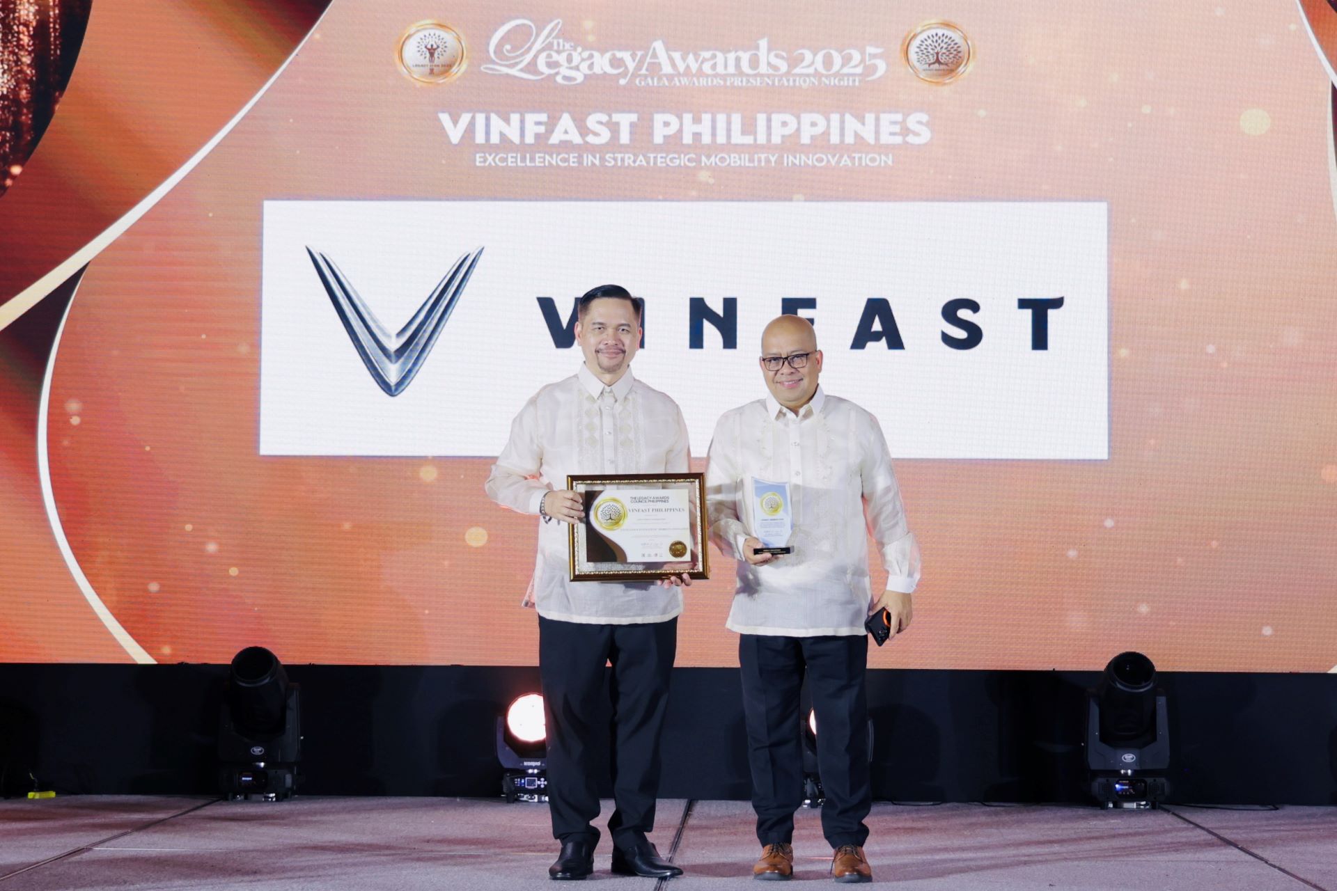 vinfast-philippines-honored-at-the-2025-legacy-awards-for-business-mr-abner-berdos-deputy-ceo-of-sales-and-dealer-network-development-at-vinfast-philippines-right-represented-the-company-to-receiv.jpg