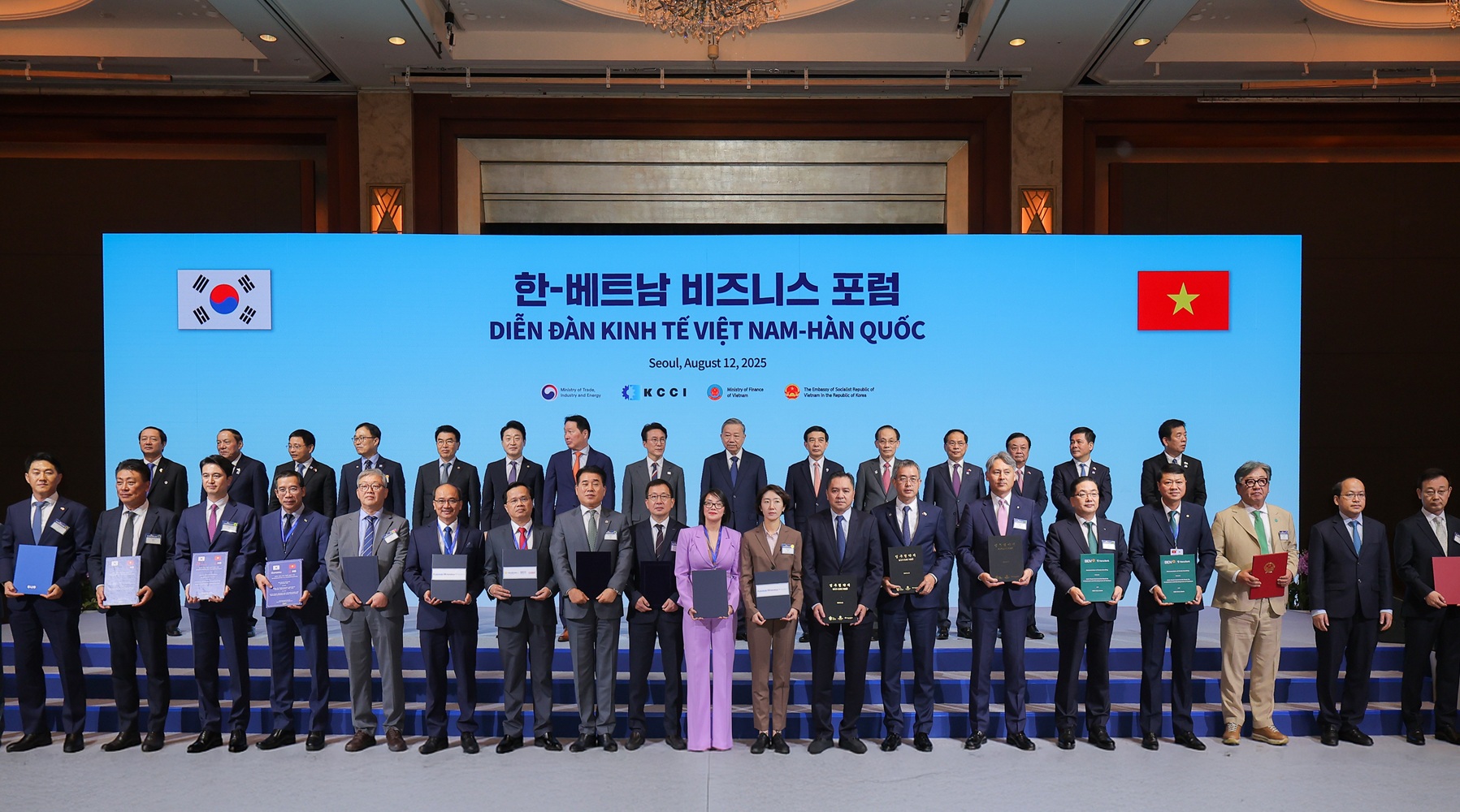 vinpearl-signs-mou-with-three-leading-south-korean-tourism-companies-general-secretary-to-lam-south-korean-prime-minister-kim-min-seok-and-other-high-ranking-officials-from-both-nations-at-the-signi.jpg