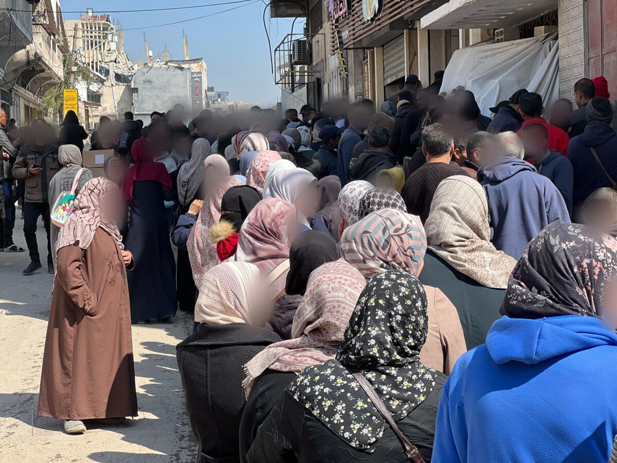 world-breastfeeding-week-gaza-over-40-of-pregnant-and-breastfeeding-women-in-save-the-children-clinics-malnourished-families-in-gaza-wait-to-receive-clothing-aid-shaima-al-obaidi-save-the-childre.jpg